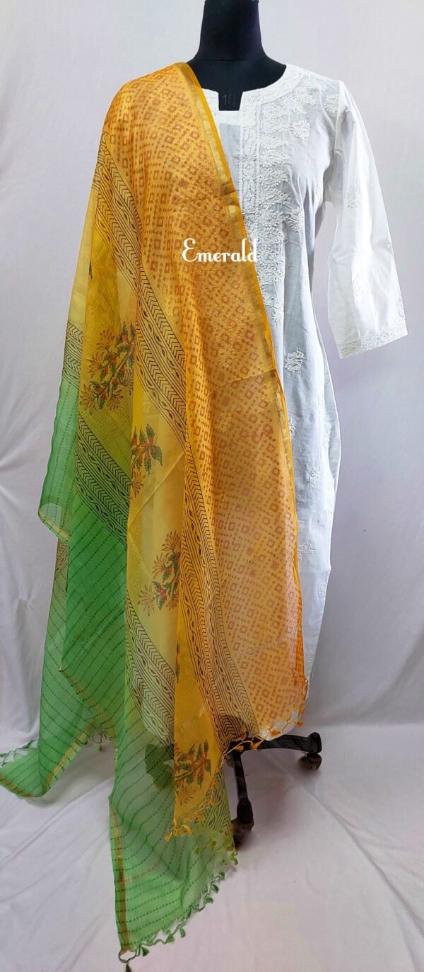 A beautiful, super light weight, hand printed kota silk Dupatta. Shaded orange and green with hand printed floral designs. Has a beautiful thin golden border, makes it a great accessory for occasion wear.
Dupatta length-2.5m
Dupatta width-35.5in
Wash care- Dry Clean only.